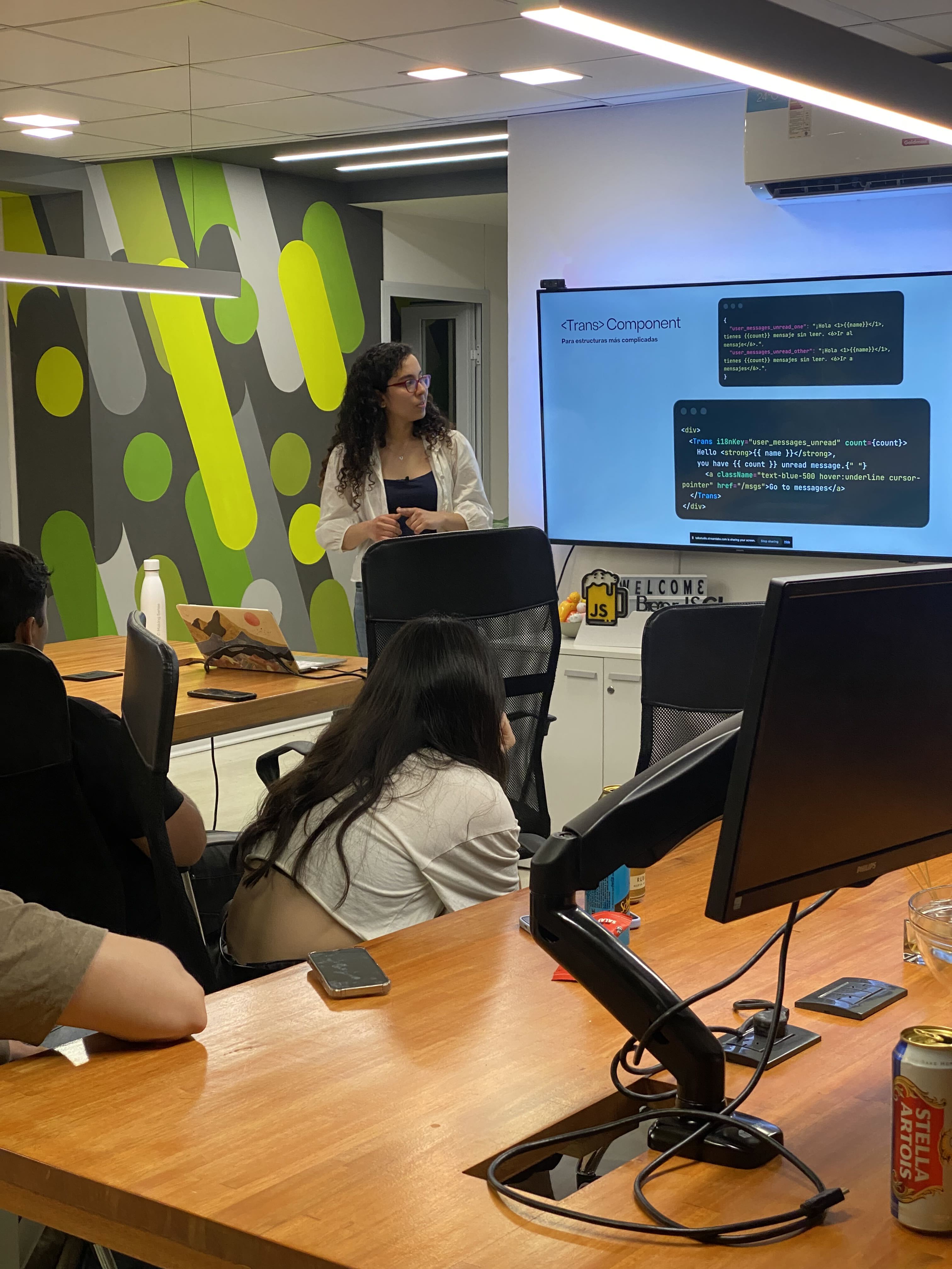 Luisa dando un taller de software
