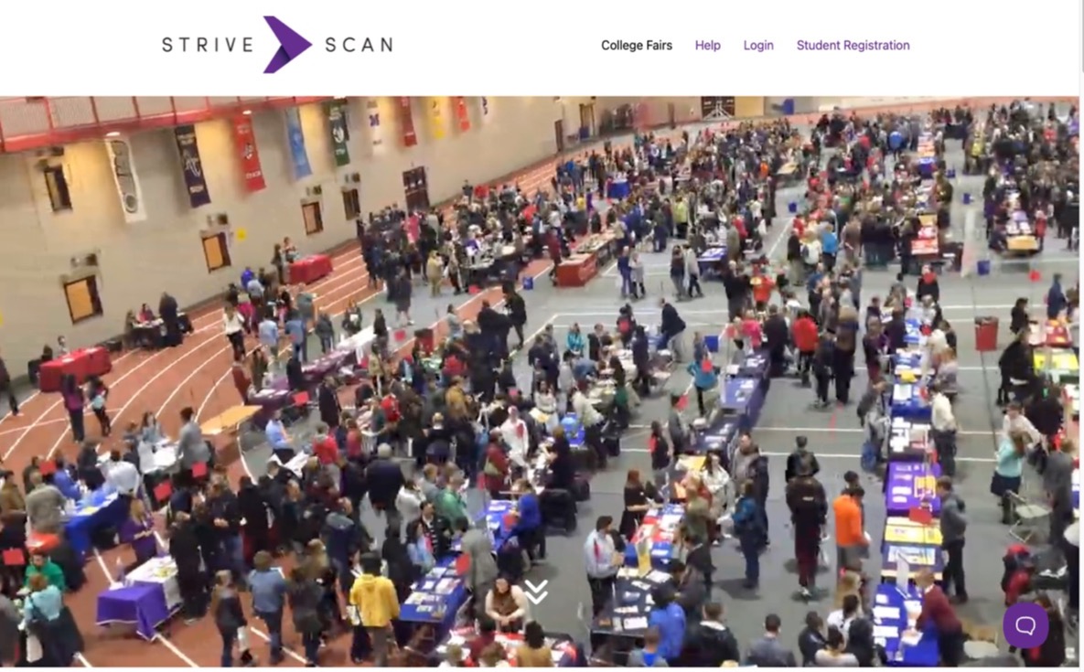 Página de inicio de strivescan.com con una feria universitaria llena de gente